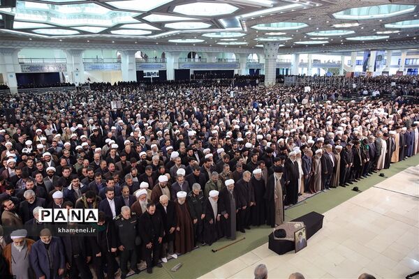 مراسم اقامه نماز بر پیکر آیت‌الله هاشمی شاهرودی به امامت رهبر انقلاب