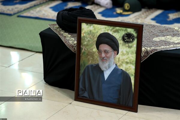 مراسم اقامه نماز بر پیکر آیت‌الله هاشمی شاهرودی به امامت رهبر انقلاب
