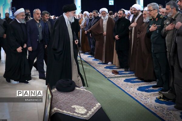 مراسم اقامه نماز بر پیکر آیت‌الله هاشمی شاهرودی به امامت رهبر انقلاب