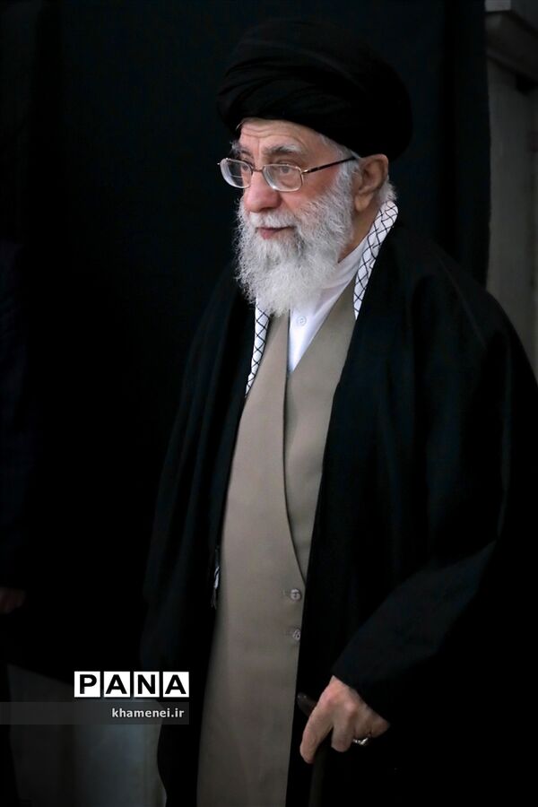 مراسم اقامه نماز بر پیکر آیت‌الله هاشمی شاهرودی به امامت رهبر انقلاب
