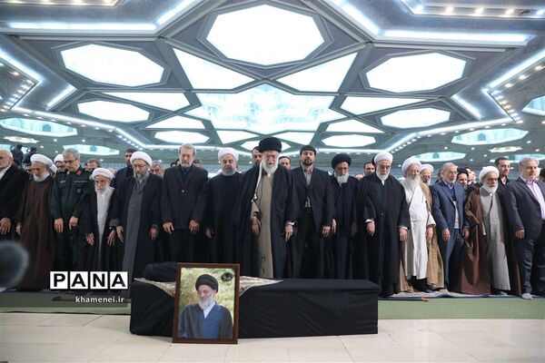 مراسم اقامه نماز بر پیکر آیت‌الله هاشمی شاهرودی به امامت رهبر انقلاب