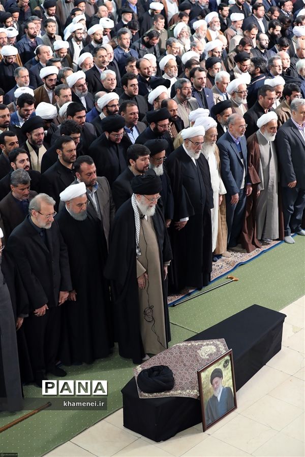 مراسم اقامه نماز بر پیکر آیت‌الله هاشمی شاهرودی به امامت رهبر انقلاب