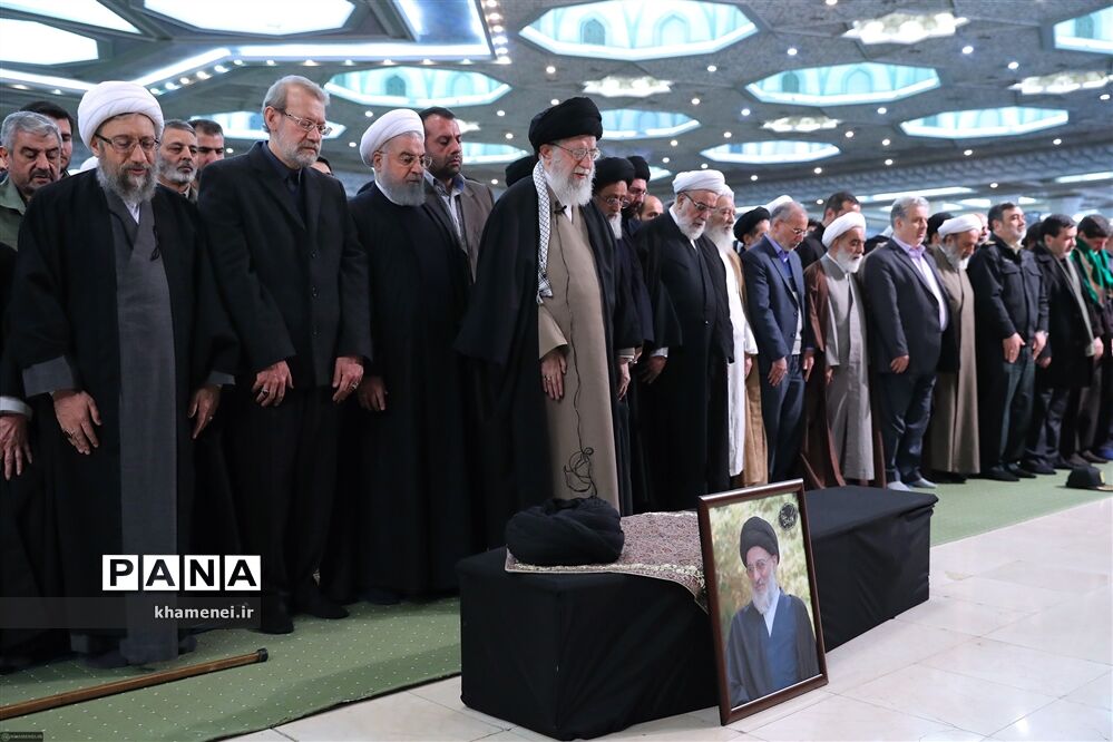 مراسم اقامه نماز بر پیکر آیت‌الله هاشمی شاهرودی به امامت رهبر انقلاب