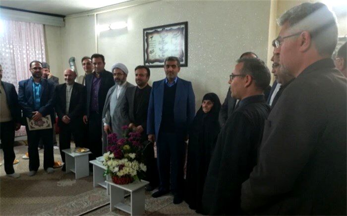 دیدار مسئولین البرزی با خانواده تنها شهید سوادآموزی استان