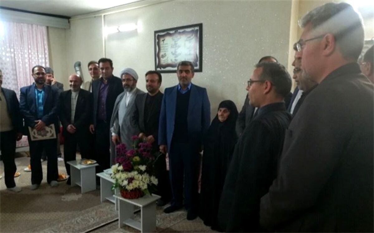 دیدار مسئولین البرزی با خانواده تنها شهید سوادآموزی استان