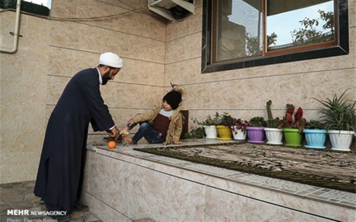 تصویر/ آقای امام جمعه در حال فوتبال و در کنار همسر