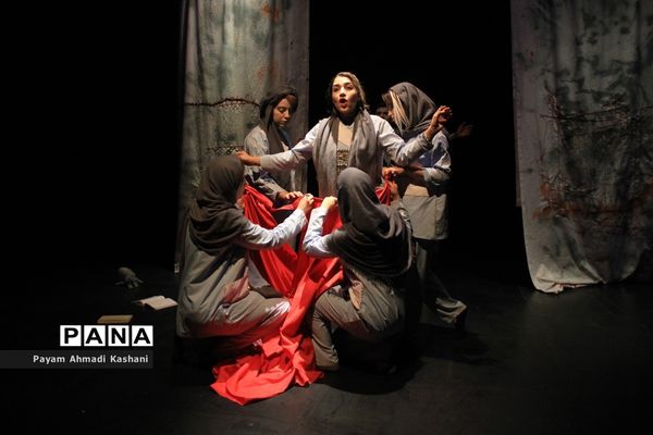 اجرای نمایش به دنیا خوش آمدید