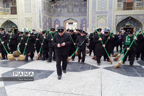 آئین سنتی غبارروبی محوطه حرم امام مهربانی‌هادر مشهد مقدس