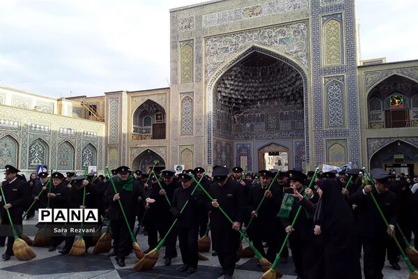 آئین سنتی غبارروبی محوطه حرم امام مهربانی‌هادر مشهد مقدس