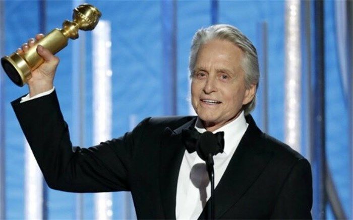 جایزه  گلدن گلوب  در دست مایکل داگلاس، کریستین بل و ریچارد مادن