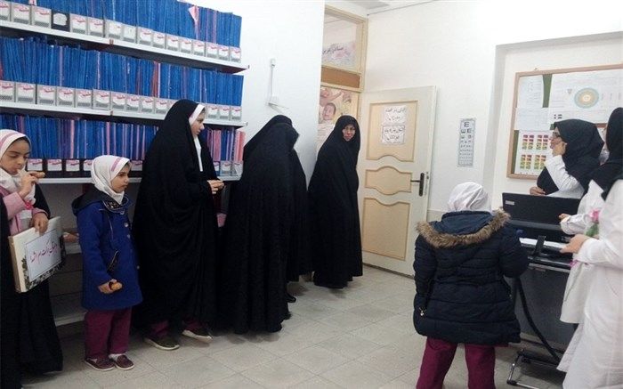 اهدای گل به پرستاران مرکز بهداشت شهرستان بشرویه توسط پیشتازان دبستان دخترانه ام الشهداء