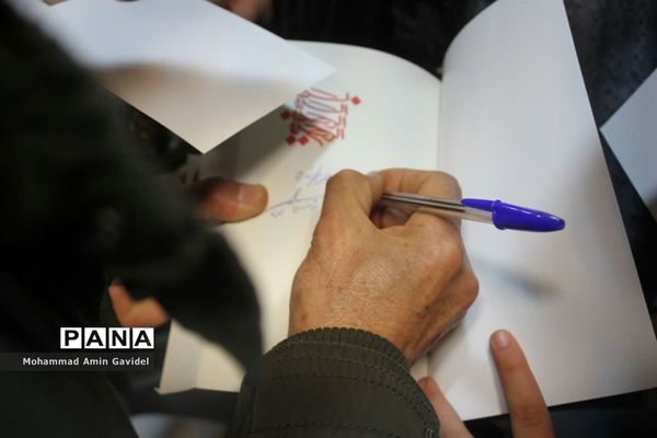 مراسم رونمایی وامضای کتاب سرباز کوچک امام