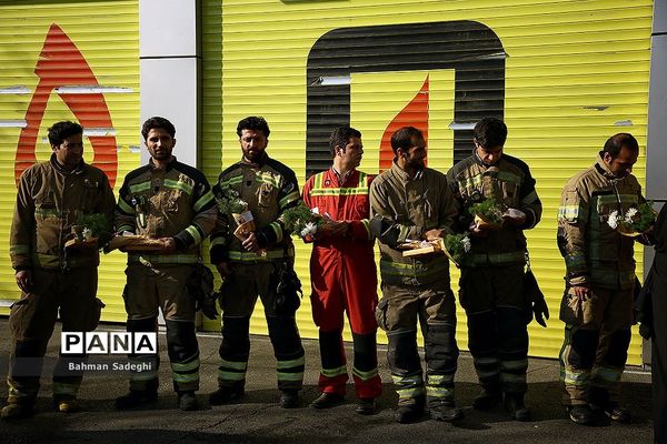 تقدیر دانش‌آموزان مدرسه لقمان منطقه 12 از آتش نشانان در سالروز حادثه پلاسکو