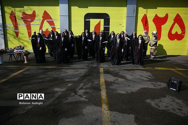 تقدیر دانش‌آموزان مدرسه لقمان منطقه 12 از آتش نشانان در سالروز حادثه پلاسکو