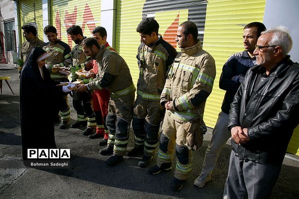تقدیر دانش‌آموزان مدرسه لقمان منطقه 12 از آتش نشانان در سالروز حادثه پلاسکو