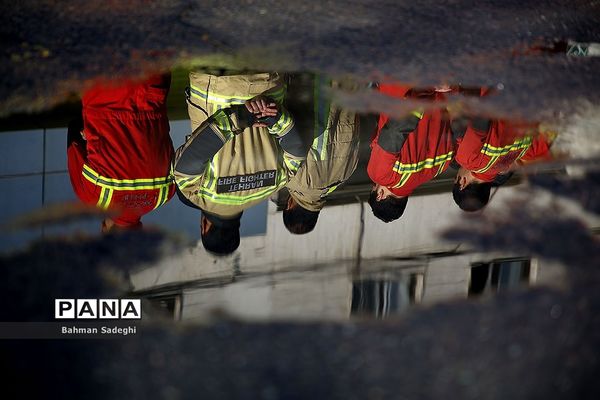 تقدیر دانش‌آموزان مدرسه لقمان منطقه 12 از آتش نشانان در سالروز حادثه پلاسکو