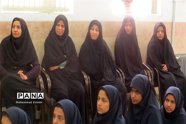 برگزاری نشست کتابخوان‌های مدرسه‌ای در دبیرستان فرزانگان شهدای اردکان