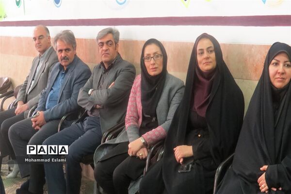 برگزاری نشست کتابخوان‌های مدرسه‌ای در دبیرستان فرزانگان شهدای اردکان