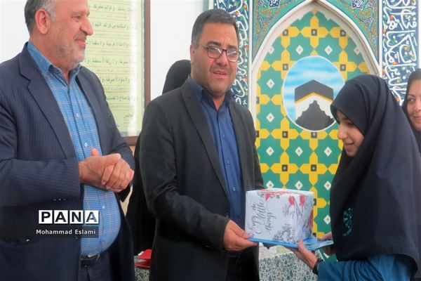 تقدیر از دبیران برتر معارف و دانش‌آموزان حائز رتبه‌های کشوری قرآن سمپاد دبیرستان فرزانگان شهدای اردکان