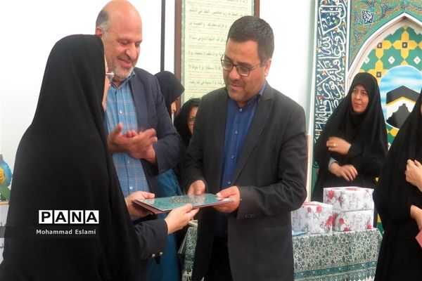 تقدیر از دبیران برتر معارف و دانش‌آموزان حائز رتبه‌های کشوری قرآن سمپاد دبیرستان فرزانگان شهدای اردکان