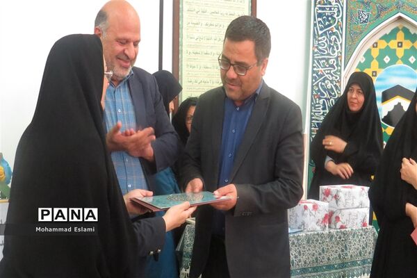 تقدیر از دبیران برتر معارف و دانش‌آموزان حائز رتبه‌های کشوری قرآن سمپاد دبیرستان فرزانگان شهدای اردکان