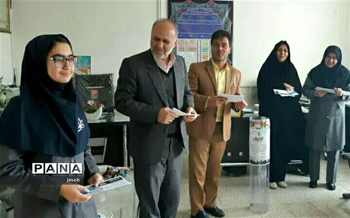 برگزاری جلسه توجیهی در مدارس هدف عضو انجمن دوستداران طبیعت کانون لقمان کاشمر
