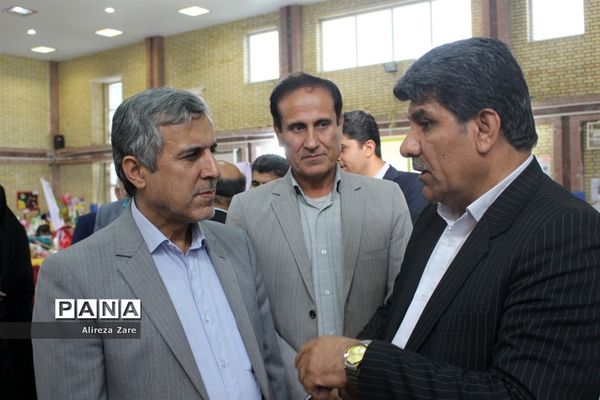 بازدید مدیرکل انجمن اولیا و مربیان وزارت آموزش و پرورش از نمایشگاه دستاوردهای دانش‌آموزان