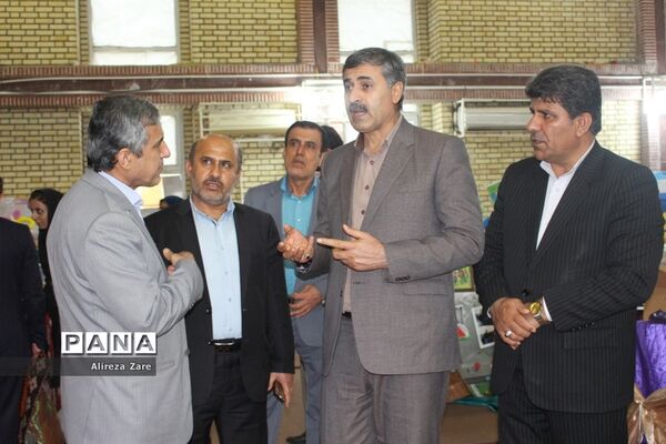 بازدید مدیرکل انجمن اولیا و مربیان وزارت آموزش و پرورش از نمایشگاه دستاوردهای دانش‌آموزان