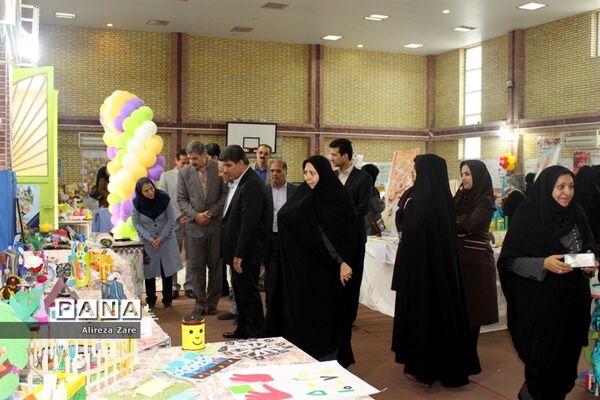 بازدید مدیرکل انجمن اولیا و مربیان وزارت آموزش و پرورش از نمایشگاه دستاوردهای دانش‌آموزان