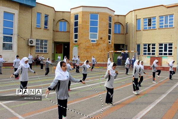 بازدید مدیرکل انجمن اولیا و مربیان وزارت آموزش و پرورش از نمایشگاه دستاوردهای دانش‌آموزان
