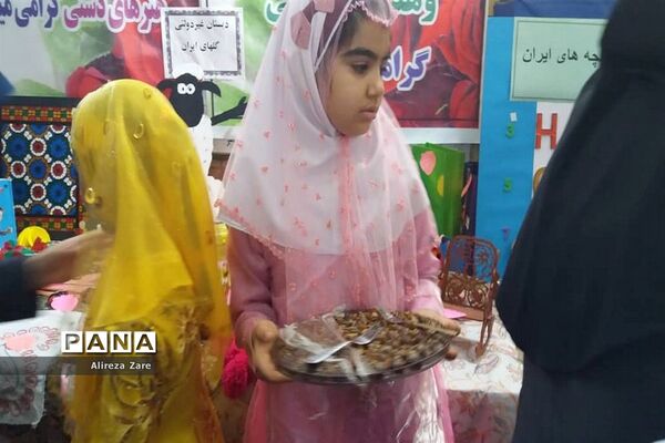 بازدید مدیرکل انجمن اولیا و مربیان وزارت آموزش و پرورش از نمایشگاه دستاوردهای دانش‌آموزان