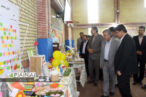 بازدید مدیرکل انجمن اولیا و مربیان وزارت آموزش و پرورش از نمایشگاه دستاوردهای دانش‌آموزان