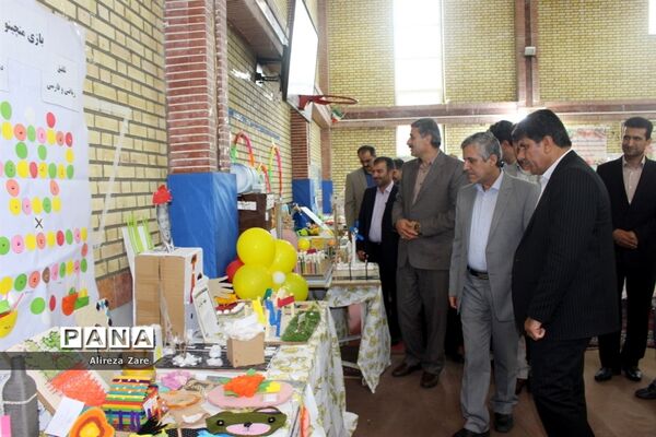 بازدید مدیرکل انجمن اولیا و مربیان وزارت آموزش و پرورش از نمایشگاه دستاوردهای دانش‌آموزان