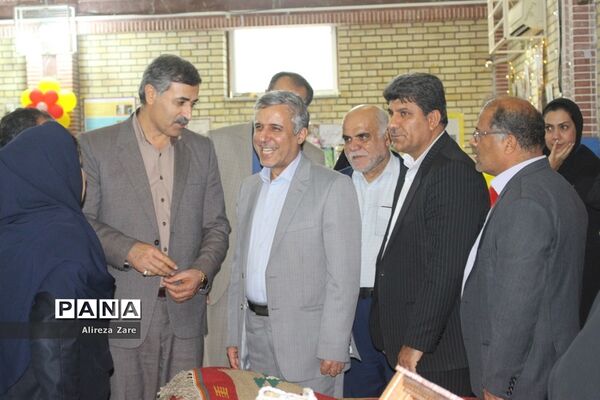 بازدید مدیرکل انجمن اولیا و مربیان وزارت آموزش و پرورش از نمایشگاه دستاوردهای دانش‌آموزان