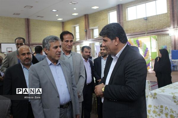 بازدید مدیرکل انجمن اولیا و مربیان وزارت آموزش و پرورش از نمایشگاه دستاوردهای دانش‌آموزان