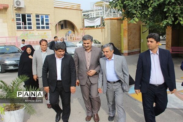 بازدید مدیرکل انجمن اولیا و مربیان وزارت آموزش و پرورش از نمایشگاه دستاوردهای دانش‌آموزان