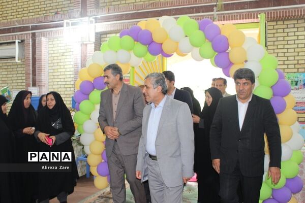 بازدید مدیرکل انجمن اولیا و مربیان وزارت آموزش و پرورش از نمایشگاه دستاوردهای دانش‌آموزان
