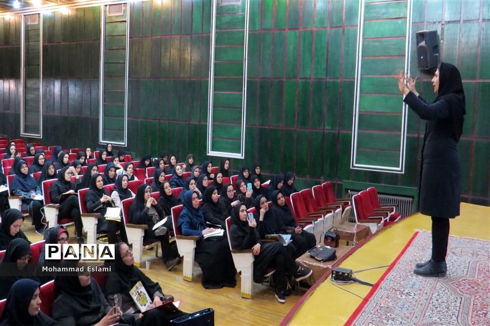 برگزاری کارگاه هم‌اندیشی معلمان ابتدایی یزد