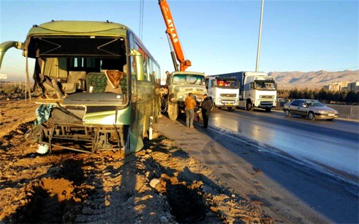 مصدوم شدن ۱۴ نفر در حادثه تصادف کامیون با اتوبوس