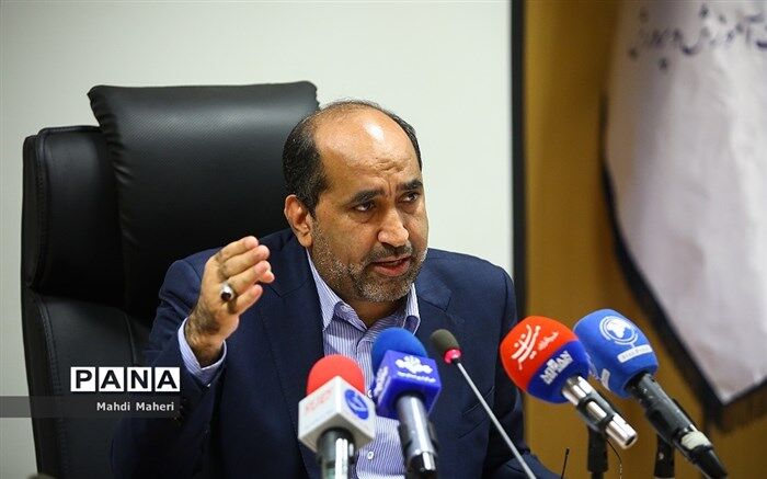 همه مدارس اتباع باید کارکنان خارجی خود را بیمه کنند