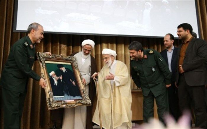 تصویر/ تابلویی که سپاه به آیت‌الله جنتی هدیه داد