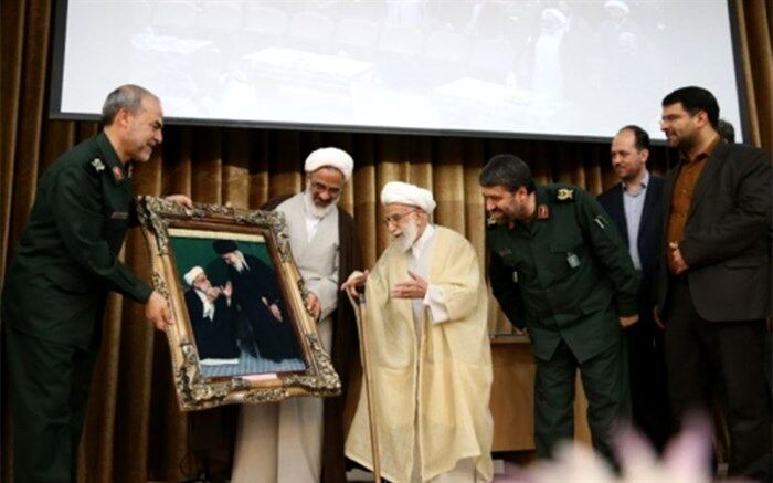 تصویر/ تابلویی که سپاه به آیت‌الله جنتی هدیه داد