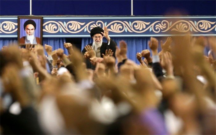 رهبر انقلاب: بزرگان و جوانان قم باید نگذارند دست‌های خائن، نقش کانونی قم را در انقلاب کم‌رنگ کنند