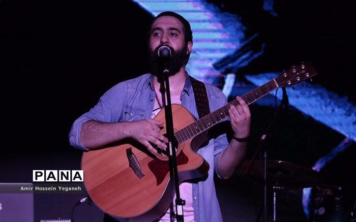 طعنه مهدی یراحی به محسن چاوشی در یک برنامه رادیویی