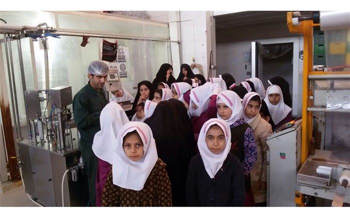 بازدید دانش آموزی از کارخانه فراورده های لبنی پدنک بشرویه