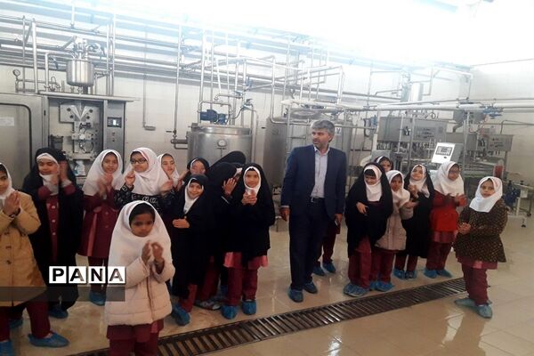 بازدید دانش‌آموزی از کارخانه  فرآورده‌های لبنی پدنک بشرویه