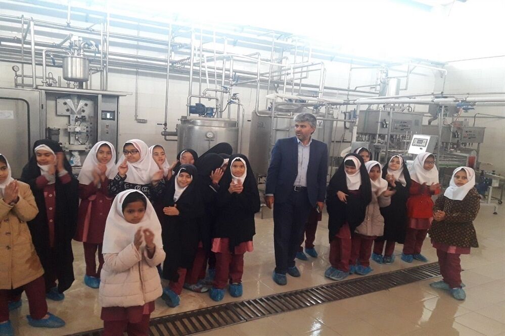 بازدید دانش‌آموزی از کارخانه  فرآورده‌های لبنی پدنک بشرویه