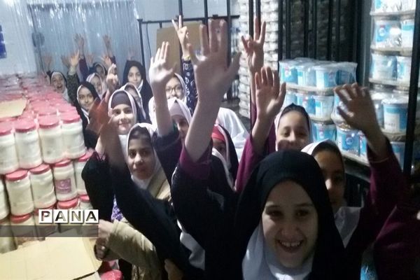 بازدید دانش‌آموزی از کارخانه  فرآورده‌های لبنی پدنک بشرویه
