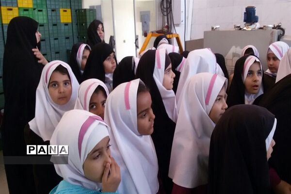 بازدید دانش‌آموزی از کارخانه  فرآورده‌های لبنی پدنک بشرویه
