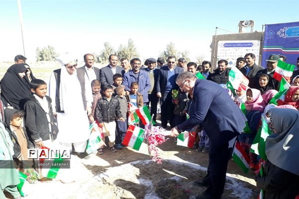 مراسم کلنگ‌زنی مدرسه‌‌ 3 کلاسه حجت توسط خیرین موسسه پویش مهربانی در شهرستان هیرمند
